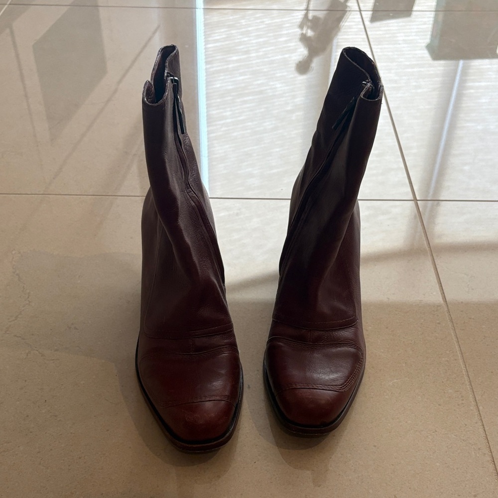 Vince Camuto Signature Elegant Brown Leather Women's Boots size 8 1/2.